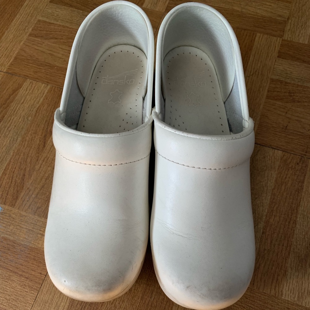 Dansko 37 nursing shoes